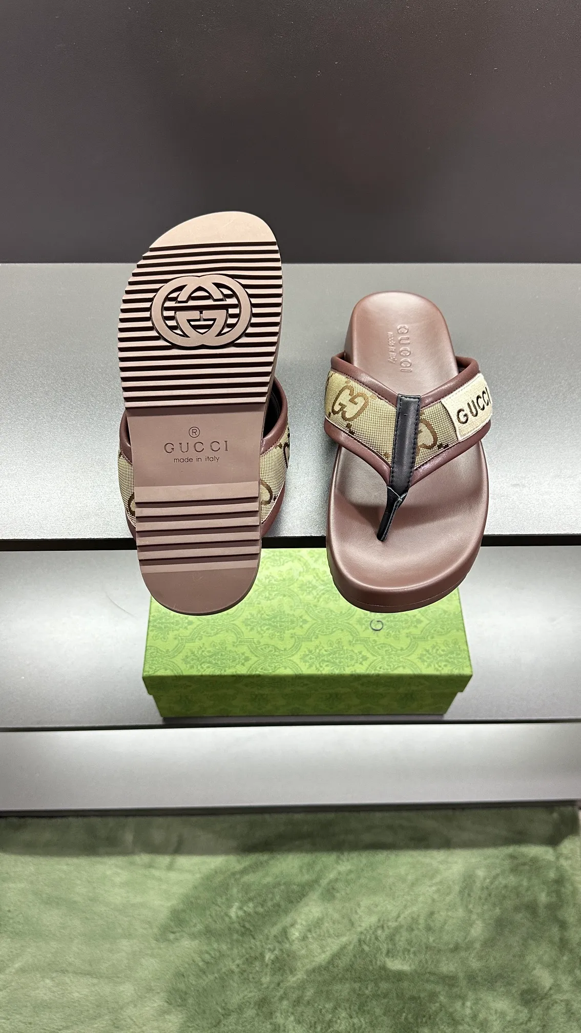[G Family Couple Style] P: 300💰Female size 36~40 Men's size 39~45, (46. Custom-made Unisex GG slippers This slipper is made of GG polyester fiber and is decorated with a Gucci label on the front, adding a striking logo feel to the style. Beige GG recycled polyester fiber Unisex leather trim "Gucci Made in Italy" embroidered label Rubber sole Flat Made in Italy